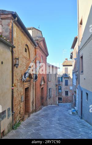 Eine Straße im mittelalterlichen Viertel Torrita di Siena, einem Dorf in der Toskana in Italien. Stockfoto