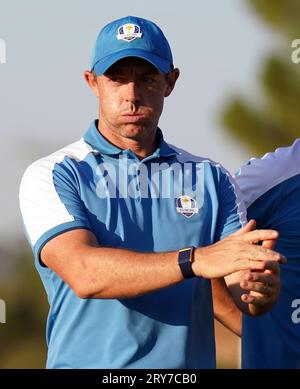 Rory McIlroy aus dem Team Europe nach dem Sieg in seinem Vierbälle-Spiel mit Matt Fitzpatrick (nicht abgebildet) am ersten Tag des 44. Ryder Cup im Marco Simone Golf and Country Club in Rom, Italien. Bilddatum: Freitag, 29. September 2023. Stockfoto