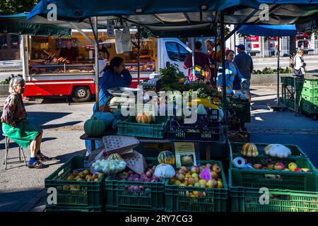 Wochenmarkt in der Stadt Freiburg im gleichnamigen Schweizer Kanton. Freiburg - Freiburg, Schweiz Stockfoto