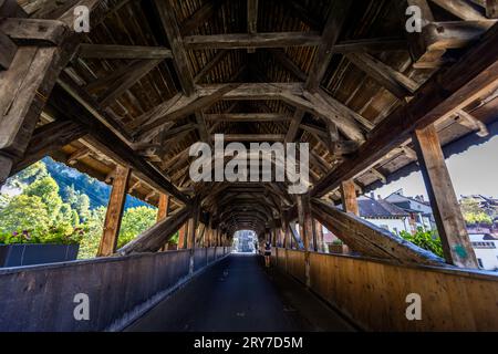Die vollständig überdachte Berner Brücke in Freiburg, Schweiz Stockfoto