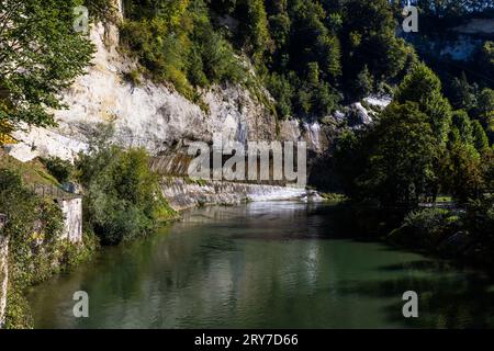 Die Sarine hat ihren Lauf durch Felsvorsprünge in Freiburg in der Schweiz gemeißelt Stockfoto