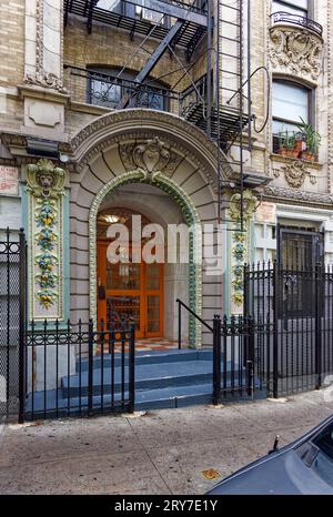 614 West 136th Street, Hudson View, ist ein beigefarbenes Backsteingebäude in Manhattanville mit bunt bemalten Türverkleidungen; die Fassade wurde von Emery Roth entworfen. Stockfoto