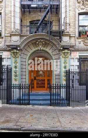 614 West 136th Street, Hudson View, ist ein beigefarbenes Backsteingebäude in Manhattanville mit bunt bemalten Türverkleidungen; die Fassade wurde von Emery Roth entworfen. Stockfoto