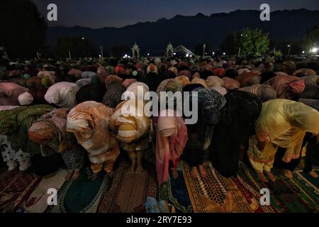 Srinagar Kaschmir, Indien. September 2023 29. Die muslimischen Kaschmiri-Frauen beten während des Geburtsjubiläums des Mawlid-un-Nabi oder des Propheten Muhammad (PBUH) im Dargah Hazratbal-Schrein in Srinagar. Hunderttausende Muslime aus ganz Kaschmir besuchen den Hazratbal-Schrein in Srinagar, um am Geburtstag des Propheten Mohammed (PBUH) Gehorsam zu leisten. Der Schrein wird von den Kaschmir-Muslimen hoch verehrt, da er ein heiliges Relikt des Propheten Mohammed (PBUH) beherbergen soll. Das Relikt wird den Gläubigen an wichtigen islamischen Tagen wie dem Mawlid-un-Nabi ausgestellt, wenn Muslime weltweit feiern Stockfoto