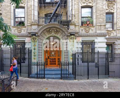 614 West 136th Street, Hudson View, ist ein beigefarbenes Backsteingebäude in Manhattanville mit bunt bemalten Türverkleidungen; die Fassade wurde von Emery Roth entworfen. Stockfoto