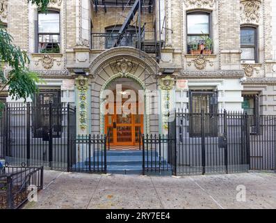 614 West 136th Street, Hudson View, ist ein beigefarbenes Backsteingebäude in Manhattanville mit bunt bemalten Türverkleidungen; die Fassade wurde von Emery Roth entworfen. Stockfoto