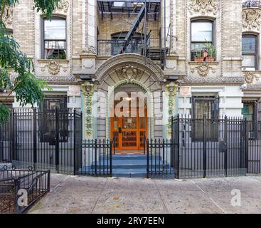 614 West 136th Street, Hudson View, ist ein beigefarbenes Backsteingebäude in Manhattanville mit bunt bemalten Türverkleidungen; die Fassade wurde von Emery Roth entworfen. Stockfoto