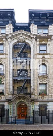 614 West 136th Street, Hudson View, ist ein beigefarbenes Backsteingebäude in Manhattanville mit bunt bemalten Türverkleidungen; die Fassade wurde von Emery Roth entworfen. Stockfoto