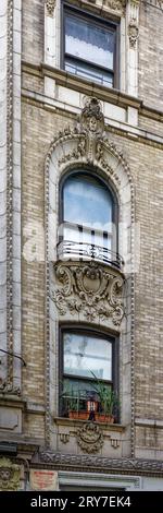 614 West 136th Street, Hudson View, ist ein beigefarbenes Backsteingebäude in Manhattanville mit bunt bemalten Türverkleidungen; die Fassade wurde von Emery Roth entworfen. Stockfoto