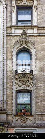 614 West 136th Street, Hudson View, ist ein beigefarbenes Backsteingebäude in Manhattanville mit bunt bemalten Türverkleidungen; die Fassade wurde von Emery Roth entworfen. Stockfoto