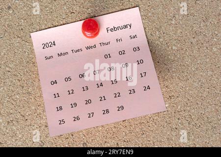 Kalender für Februar 2024 auf Haftnotiz. Erinnerungs- und Meldungskonzept. Neujahrskonzept 2024. Stockfoto