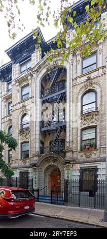 614 West 136th Street, Hudson View, ist ein beigefarbenes Backsteingebäude in Manhattanville mit bunt bemalten Türverkleidungen; die Fassade wurde von Emery Roth entworfen. Stockfoto