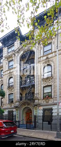 614 West 136th Street, Hudson View, ist ein beigefarbenes Backsteingebäude in Manhattanville mit bunt bemalten Türverkleidungen; die Fassade wurde von Emery Roth entworfen. Stockfoto