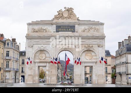 Nancy, Frankreich - Blick auf ein Kriegsdenkmal-Tor Désilles am Ende des Cours Léopold, das 1784 eingeweiht wurde und von dem Architekten Melin entworfen wurde. Stockfoto
