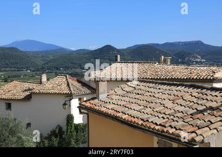 Dächer von Rasteau mit Blick auf Ventoux im Vaucluse, Frankreich Stockfoto