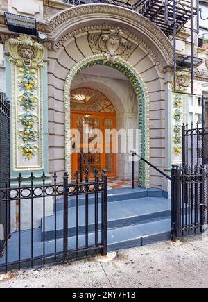 614 West 136th Street, Hudson View, ist ein beigefarbenes Backsteingebäude in Manhattanville mit bunt bemalten Türverkleidungen; die Fassade wurde von Emery Roth entworfen. Stockfoto