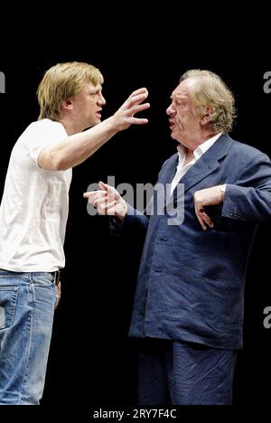 l-r: Daniel Craig (Bernard 1, Bernard 2, Michael Black), Michael Gambon (Salter) in Einer NUMMER von Caryl Churchill im Jerwood Theatre unten, Royal Court Theatre, London SW1 26/09/2002 Bühnenbild: Ian MacNeil Kostüme: Joan Wadge Beleuchtung: Rick Fisher Regisseur: Stephen Daldry Stockfoto