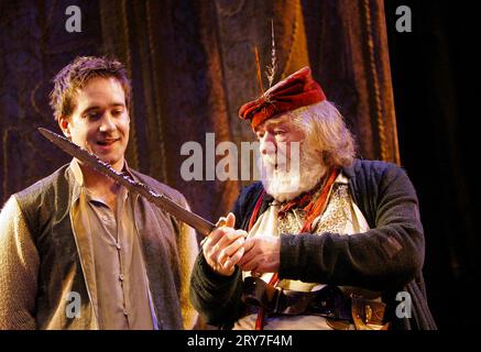 l-r: Matthew Macfadyen (Henry, Prince of Wales / Hal), Michael Gambon (Sir John Falstaff) in HENRY IV Teil i von Shakespeare am Olivier Theatre, National Theatre (NT), London SE1 04/05/2005 Design: Mark Thompson Lighting: Neil Austin Fights: Terry King Regisseur: Nicholas Hytner Stockfoto