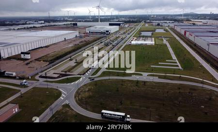 Genk, Belgien. September 2023 29. Das Luftbild der Drohne zeigt das Logistikzentrum „Logistics Valley Flanders“ in Genk, am Standort des ehemaligen Ford-Montagewerks, Freitag, den 29. September 2023. 2014 wurde das Ford-Werk geschlossen, der Verlust von rund 6000 Arbeitsplätzen war ein schwerer Schlag für die Provinz Limburg. BELGA PHOTO ERIC LALMAND Credit: Belga News Agency/Alamy Live News Stockfoto