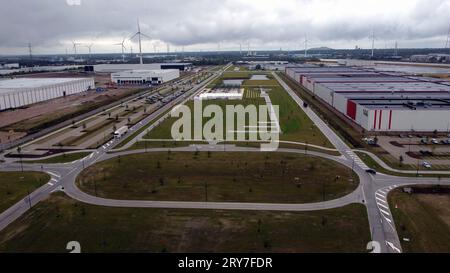 Genk, Belgien. September 2023 29. Das Luftbild der Drohne zeigt das Logistikzentrum „Logistics Valley Flanders“ in Genk, am Standort des ehemaligen Ford-Montagewerks, Freitag, den 29. September 2023. 2014 wurde das Ford-Werk geschlossen, der Verlust von rund 6000 Arbeitsplätzen war ein schwerer Schlag für die Provinz Limburg. BELGA PHOTO ERIC LALMAND Credit: Belga News Agency/Alamy Live News Stockfoto