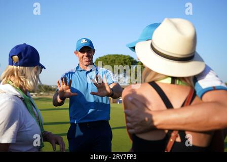 Rory McIlroy aus dem Team Europe nach dem Sieg in seinem Vierbälle-Spiel mit Matt Fitzpatrick (nicht abgebildet) am ersten Tag des 44. Ryder Cup im Marco Simone Golf and Country Club in Rom, Italien. Bilddatum: Freitag, 29. September 2023. Stockfoto