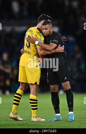 PARIS, FRANKREICH - 19. SEPTEMBER: Kylian Mbappe, Mats Hummels während des UEFA Champions League-Spiels zwischen Paris Saint-Germain und Borussia Dortmund AT Stockfoto