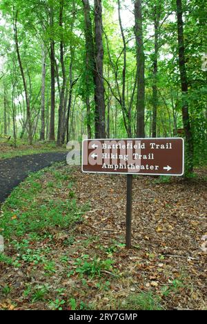 Das Foto zeigt ein Hinweisschild für Wanderwege im Kings Mountain National Military Park Welcome Center South Carolina, USA. Stockfoto