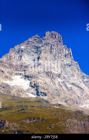 Italienische Alpen Schönheit: Unvergessliche Sommerszenen in Breuil Cervinia mit Blick auf den Motheroon Mountain Stockfoto