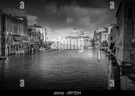 Venedig Italien in Monochrom: Traumhafte Stadtlandschaft für unvergessliche Flitterwochen- oder Hochzeitsgeschenke Stockfoto