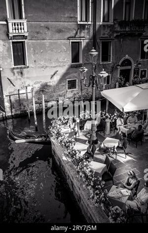 Venedig Italien in Monochrom: Traumhafte Stadtlandschaft für unvergessliche Flitterwochen- oder Hochzeitsgeschenke Stockfoto