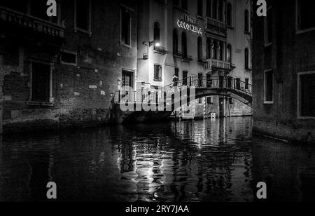 Venedig Italien in Monochrom: Traumhafte Stadtlandschaft für unvergessliche Flitterwochen- oder Hochzeitsgeschenke Stockfoto