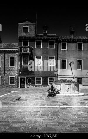 Venedig Italien in Monochrom: Traumhafte Stadtlandschaft für unvergessliche Flitterwochen- oder Hochzeitsgeschenke Stockfoto