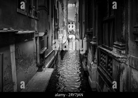 Venedig Italien in Monochrom: Traumhafte Stadtlandschaft für unvergessliche Flitterwochen- oder Hochzeitsgeschenke Stockfoto