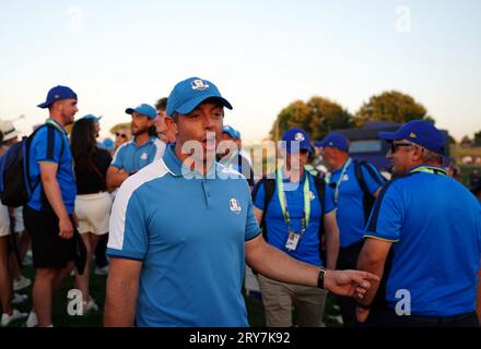 Rory McIlroy, Team Europe, folgt den Vierbälle am ersten Tag des 44. Ryder Cup im Marco Simone Golf and Country Club in Rom. Bilddatum: Freitag, 29. September 2023. Stockfoto