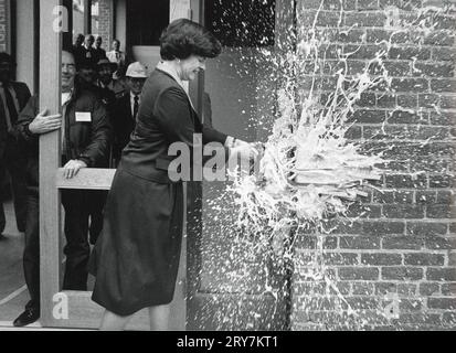 Die Bürgermeisterin von San Francisco, Dianne Feinstein, schickt einen Spritzer Champagner in alle Richtungen, während sie eine Flasche Sekt auf der restaurierten Cable Car Barn bricht, um sie am 4. Mai 1984 zu taufen. Stockfoto