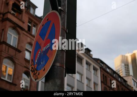 Kein wartendes Straßenschild Stockfoto