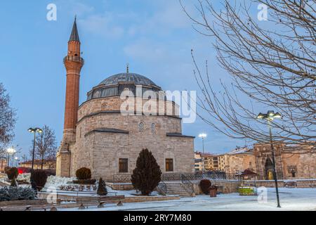 Sivas, Türkei, 24. Januar 2022: Stadtblick mit Doppelminarett Madrasah (Cifte minareli Medrese auf Türkisch) und Kale Moschee Stockfoto