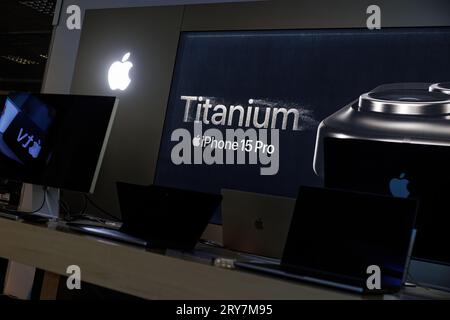 Vilnius, Litauen – 23. September 2023: IPhone 15 Pro Titanium Werbebanner. Hochwertige Fotos Stockfoto