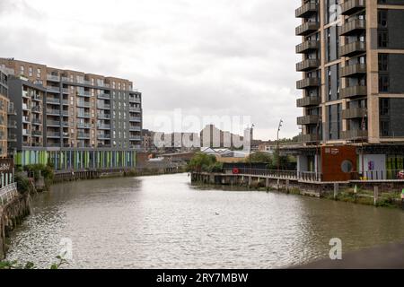 Moderner Wohnblock am Fluss Ravensbourne, auch bekannt als Deptford Creek, von der Ha'Penny Hatch Bridge in Deptford, Südost-London, Großbritannien Stockfoto