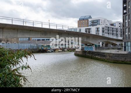 Docklands Light Railway DLR-Viadukt über den Fluss Ravensbourne, auch bekannt als Deptford Creek, von der Ha'Penny Hatch Bridge in Deptford, South-East London, UK Stockfoto