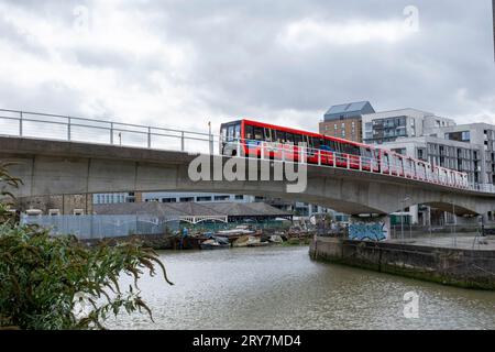 Der DLR-Zug der Docklands Light Railway überquert den Fluss Ravensbourne, auch bekannt als Deptford Creek, von der Ha'Penny Hatch Bridge in Deptford, South-East London, Großbritannien Stockfoto