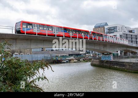 Der DLR-Zug der Docklands Light Railway überquert den Fluss Ravensbourne, auch bekannt als Deptford Creek, von der Ha'Penny Hatch Bridge in Deptford, South-East London, Großbritannien Stockfoto