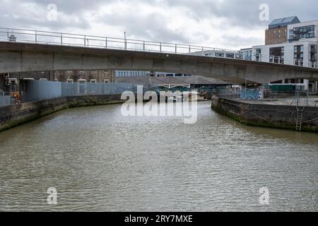 Docklands Light Railway DLR-Viadukt über den Fluss Ravensbourne, auch bekannt als Deptford Creek, von der Ha'Penny Hatch Bridge in Deptford, South-East London, UK Stockfoto