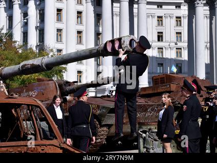 Kiew, Ukraine. September 2023 29. Ein Schüler des Lyzeum „Kadettenkorps“ sah, wie er einen zerstörten, gefangenen russischen Militärpanzer in Kiew aufzog. Quelle: SOPA Images Limited/Alamy Live News Stockfoto