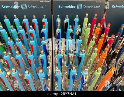 Viersen, Deutschland - 9. Juli. 2023: Nahaufnahme vieler Schneider Kugelschreiber im deutschen Schreibwarenladen Stockfoto