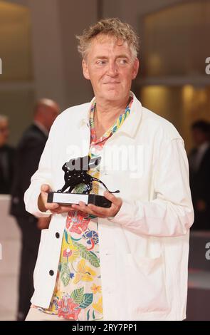 VENEDIG, ITALIEN - SEPTEMBER 09: Adriaan Lokman posiert mit dem Venice Immersive Special Jury Prize for Film 'Flow' beim 80. Filmfestival in Venedig Stockfoto