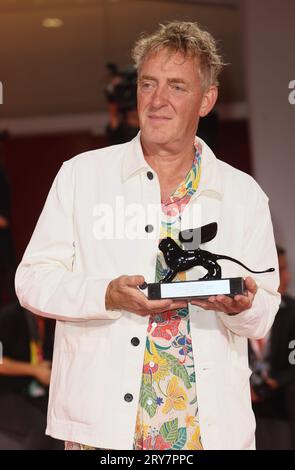 VENEDIG, ITALIEN - SEPTEMBER 09: Adriaan Lokman posiert mit dem Venice Immersive Special Jury Prize for Film 'Flow' beim 80. Filmfestival in Venedig Stockfoto