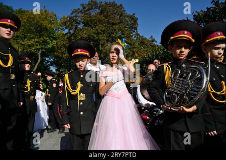 Kiew, Ukraine. September 2023 29. Schüler des Lyzeum „Kadettenkorps“ in Kadettenschuluniformen nehmen an einer Vereidigungszeremonie Teil, während sie die Schulterklappen der Kadetten in Kiew übergeben wurden. (Foto: Sergei Chuzavkov/SOPA Images/SIPA USA) Credit: SIPA USA/Alamy Live News Stockfoto