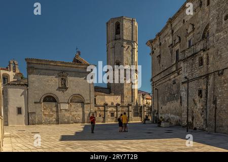 Der Angevin-Turm und der Eingang zum Heiligtum, das San Michele Arcangelo in Monte Sant'Angelo gewidmet ist. Provinz Foggia, Apulien, Italien, Europa Stockfoto