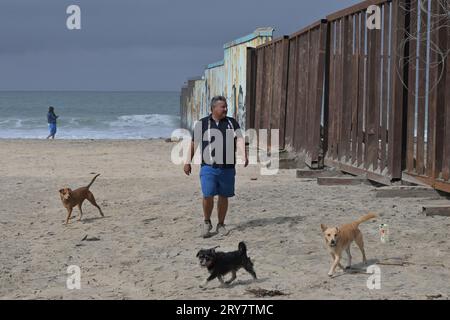 Tijuana, Baja California, Mexiko. September 2023 28. Die Bewohner von Tijuana beobachten mexikanische Immigrationsoffiziere zusammen mit Militäreinheiten der Nationalgarde und Marineinfanteristen, die am Donnerstag, dem 28. September 2023, entlang des Zaunstrandes in den Pazifischen Ozean patrouillieren. (Bild: © Carlos A. Moreno/ZUMA Press Wire) NUR REDAKTIONELLE VERWENDUNG! Nicht für kommerzielle ZWECKE! Stockfoto